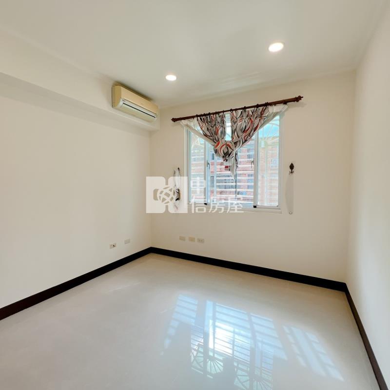 復興北路四房華廈車位房屋室內格局與周邊環境