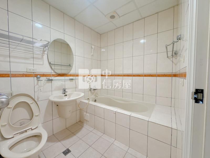 復興北路四房華廈車位房屋室內格局與周邊環境