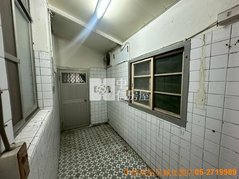 頂六穀倉星巴克車庫透天房屋室內格局與周邊環境