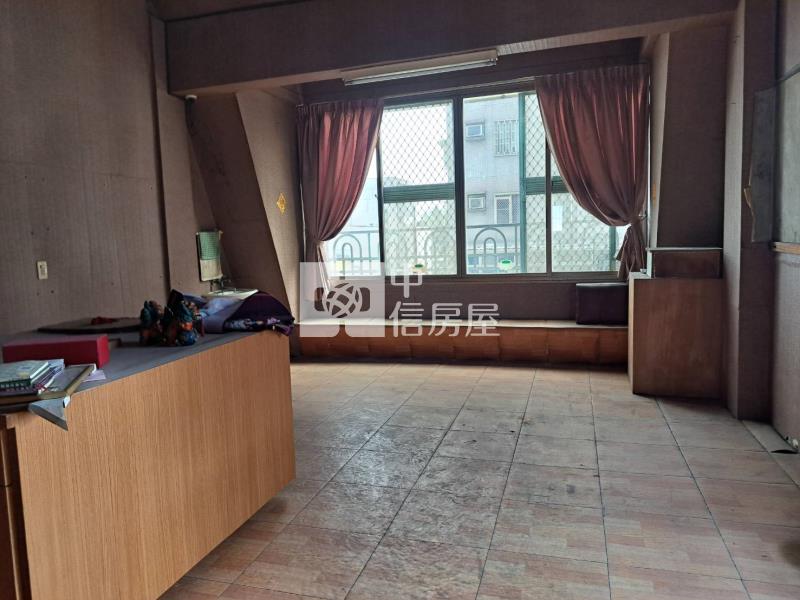 復華商圈朝南邊間店住房屋室內格局與周邊環境