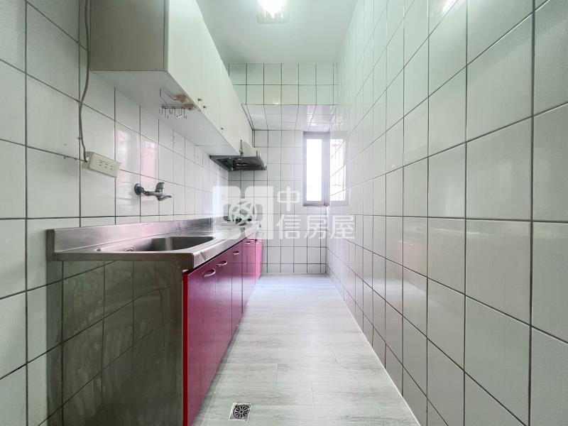 文心雙捷運站旁雙橡園3房車位房屋室內格局與周邊環境