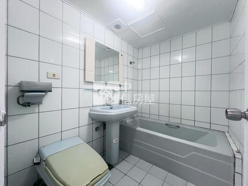 文心雙捷運站旁雙橡園3房車位房屋室內格局與周邊環境