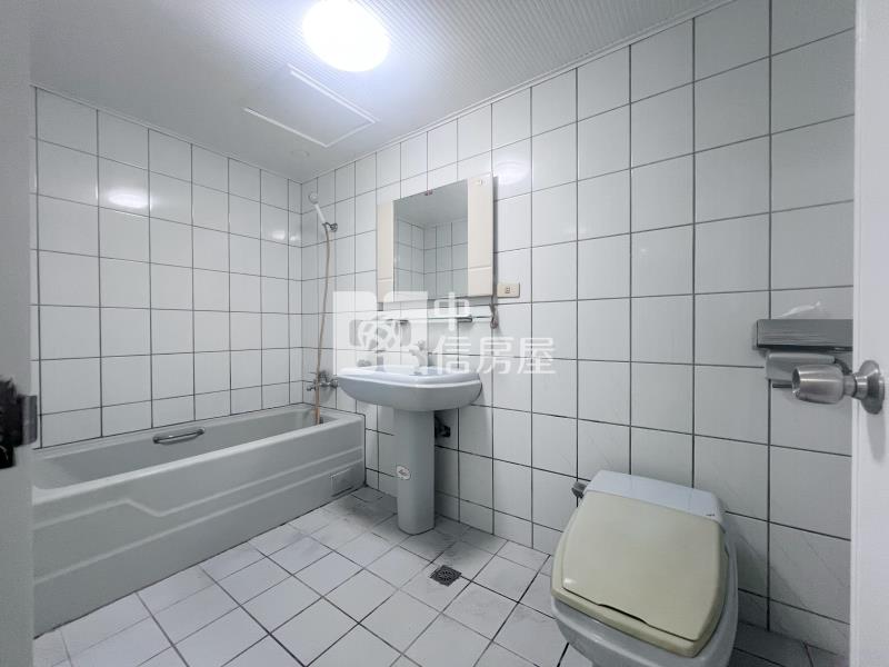 文心雙捷運站旁雙橡園3房車位房屋室內格局與周邊環境