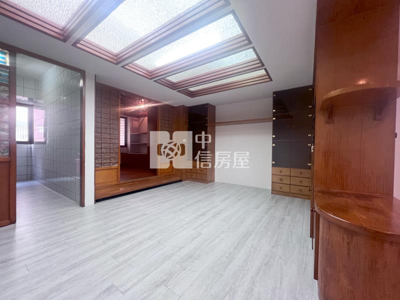 文心雙捷運站旁雙橡園3房車位房屋室內格局與周邊環境