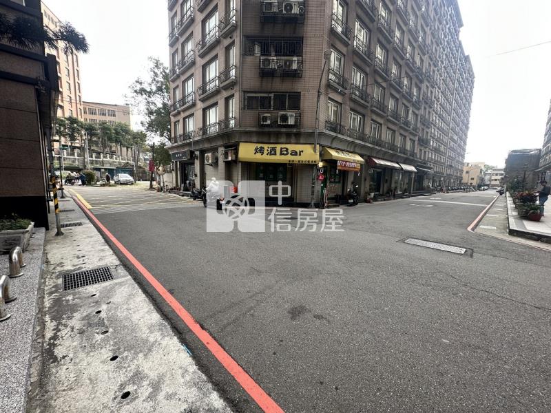 A21站電梯美大3房房屋室內格局與周邊環境