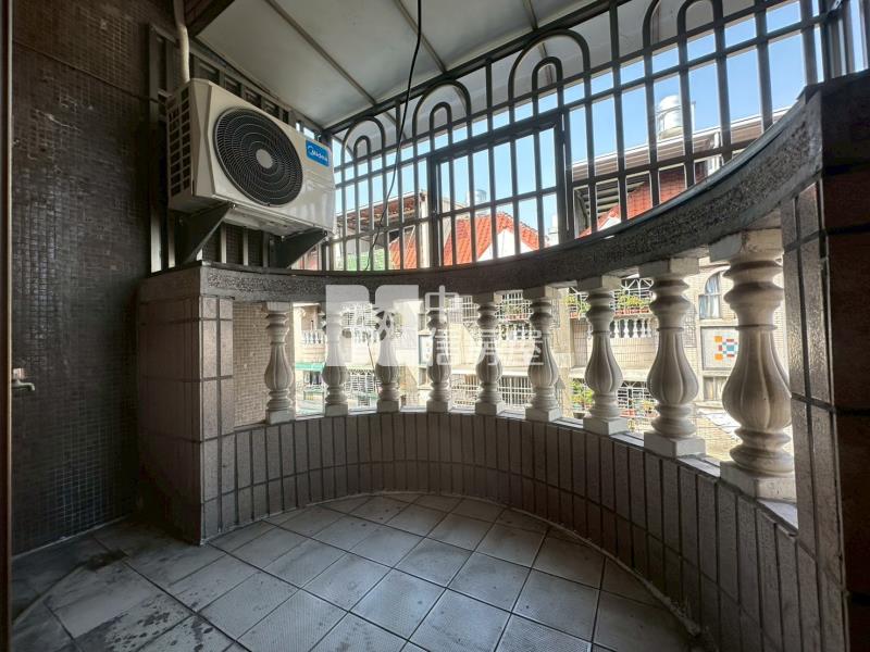 美群國小前院停車別墅房屋室內格局與周邊環境