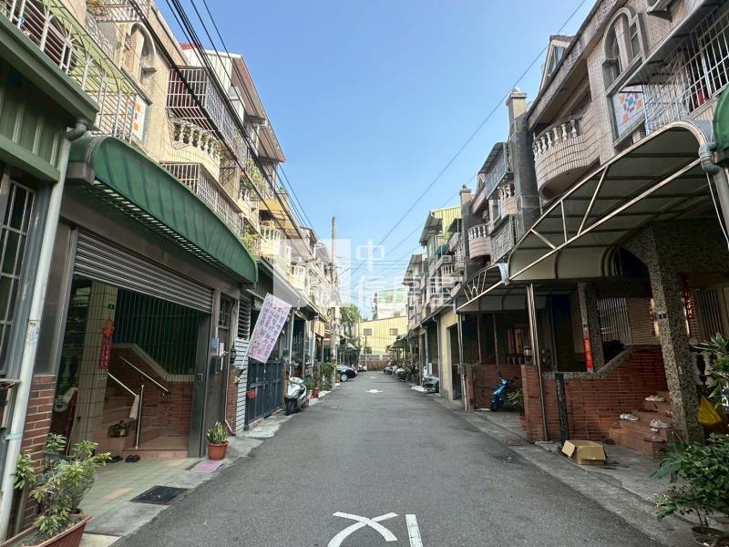 美群國小前院停車別墅房屋室內格局與周邊環境