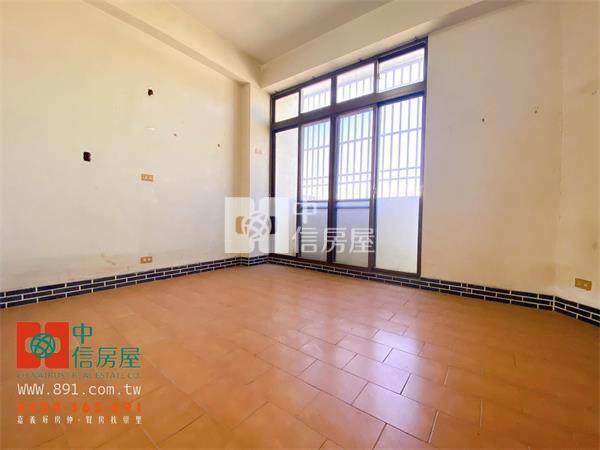 朴子山通路邊間店面房屋室內格局與周邊環境