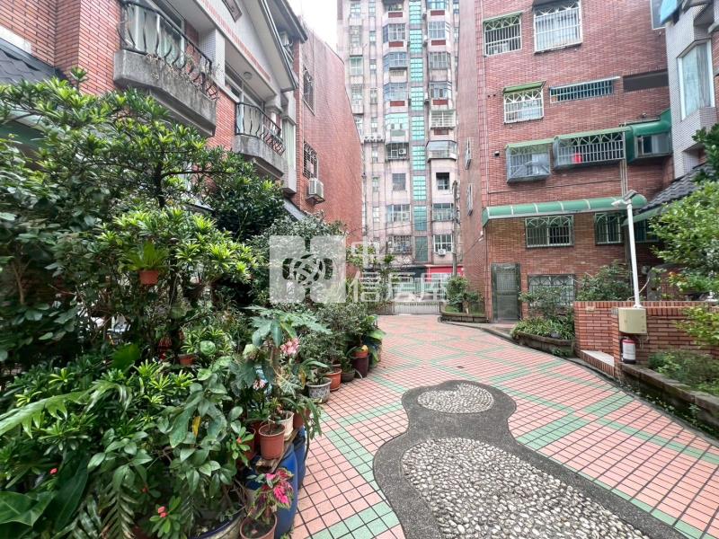 環中商圈紅透天花園別墅房屋室內格局與周邊環境