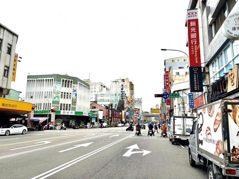 近LaLaport收租熱鬧樓店房屋室內格局與周邊環境