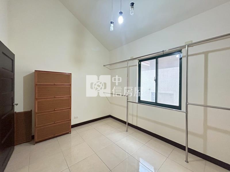 歐洲山莊優質美別墅門前停車房屋室內格局與周邊環境