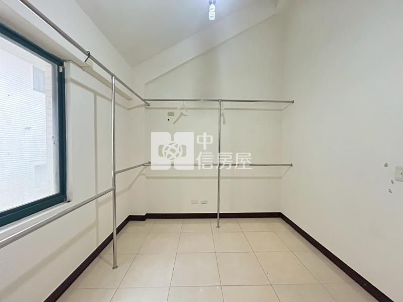 歐洲山莊優質美別墅門前停車房屋室內格局與周邊環境