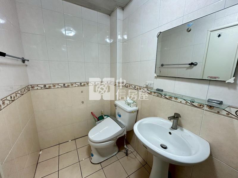 歐洲山莊優質美別墅門前停車房屋室內格局與周邊環境