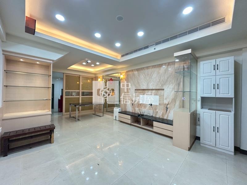 歐洲山莊優質美別墅門前停車房屋室內格局與周邊環境