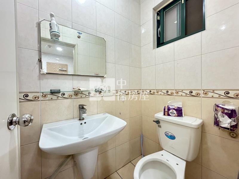 歐洲山莊優質美別墅門前停車房屋室內格局與周邊環境