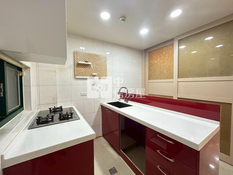 歐洲山莊優質美別墅門前停車房屋室內格局與周邊環境