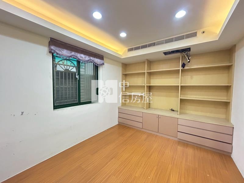 歐洲山莊優質美別墅門前停車房屋室內格局與周邊環境