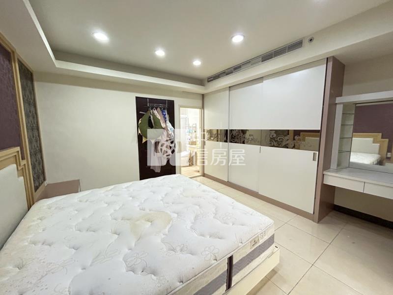 歐洲山莊優質美別墅門前停車房屋室內格局與周邊環境