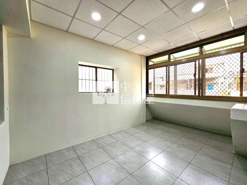 太平全新整理車庫停車大面寬孝親透天房屋室內格局與周邊環境