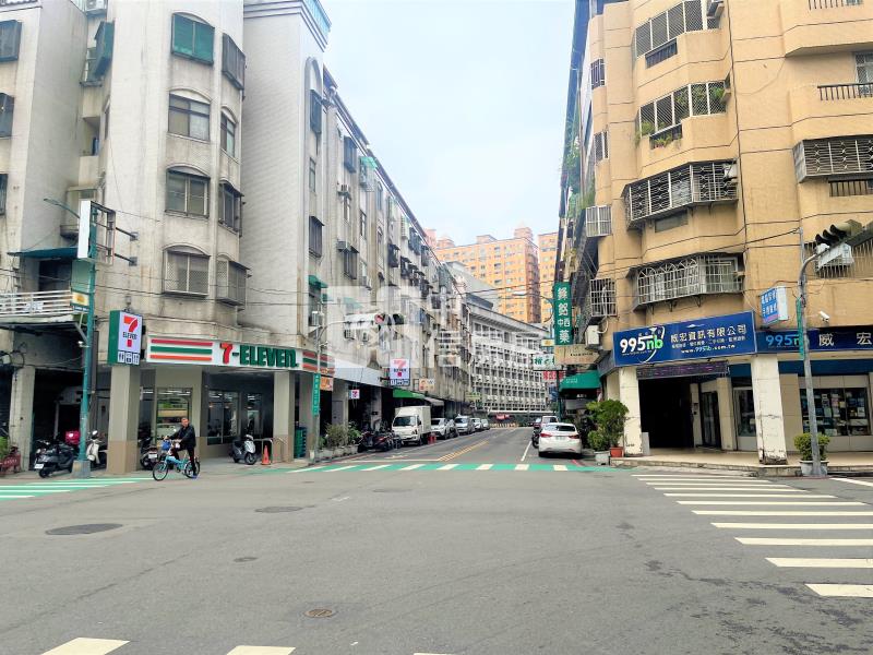 漢口商圈大面寬角間收租店面房屋室內格局與周邊環境