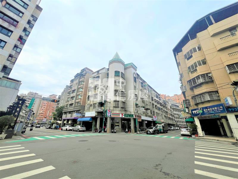 漢口商圈大面寬角間收租店面房屋室內格局與周邊環境