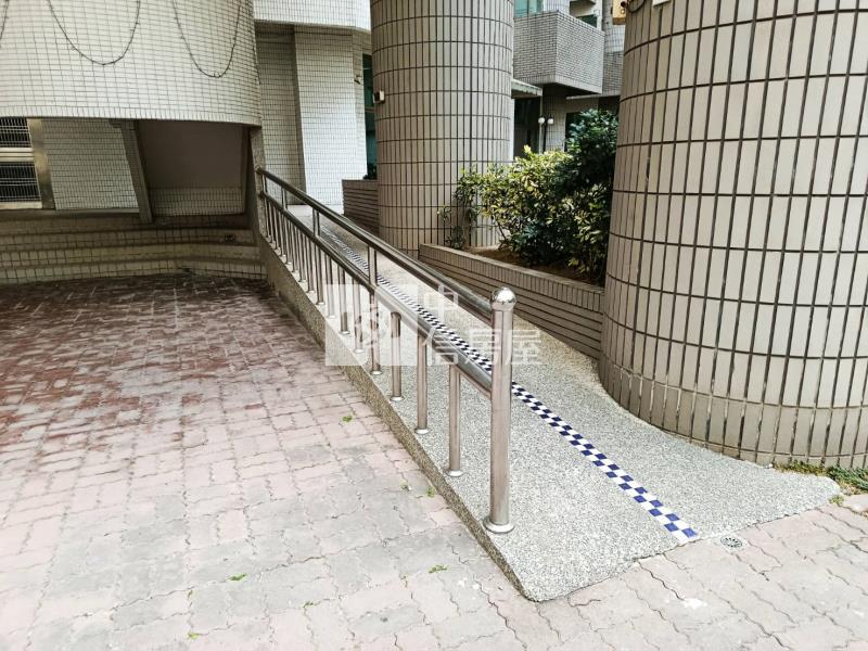 近轉運站皇龍景觀三房房屋室內格局與周邊環境