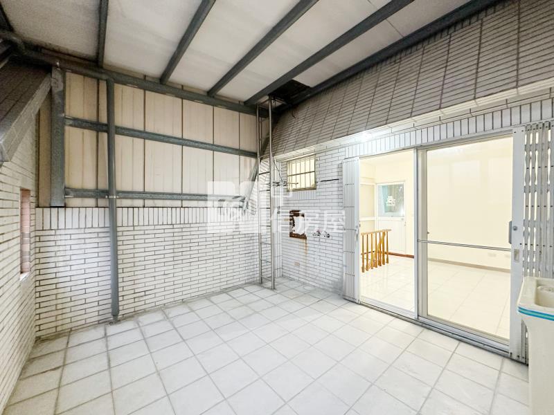 平鎮近66快速道路車庫停車美別墅房屋室內格局與周邊環境