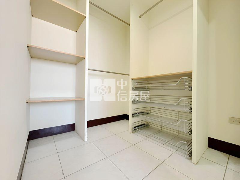 巨城三民採光大三房房屋室內格局與周邊環境