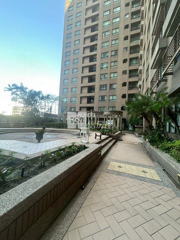 冠世界 帶廚房琉璃台/陽台美套房(中信卓越團隊)房屋室內格局與周邊環境