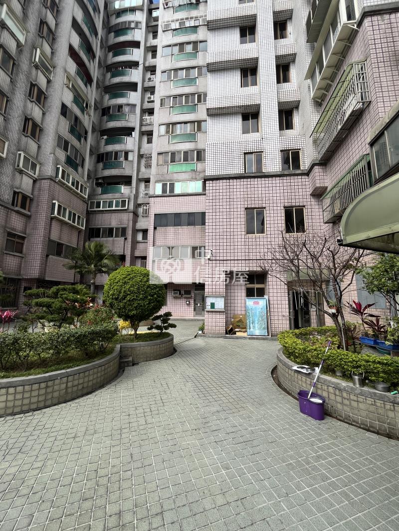 中壢家樂福陽台進出美3+1房房屋室內格局與周邊環境