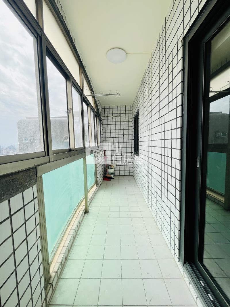 中壢家樂福陽台進出美3+1房房屋室內格局與周邊環境