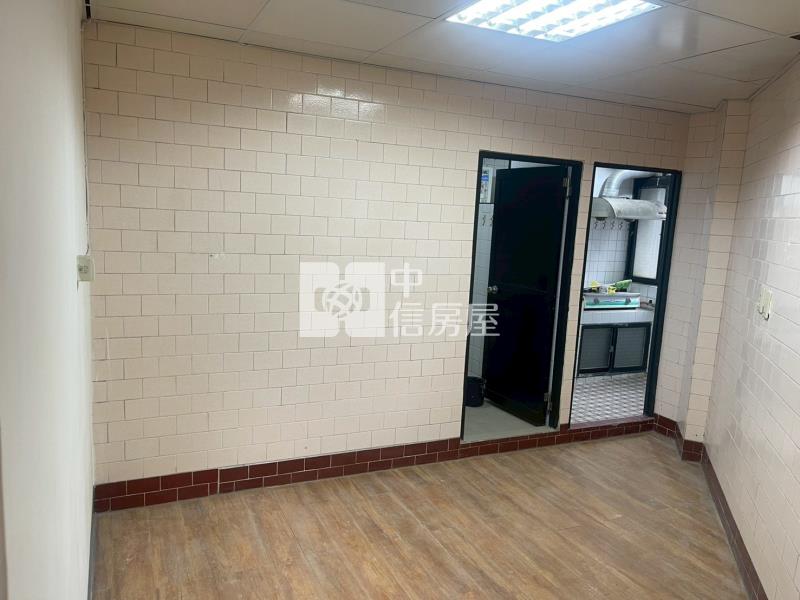 ●南榮路三坑站牌旁公寓房屋室內格局與周邊環境
