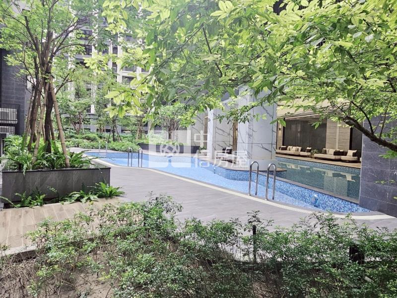 新左營華友聯景觀平車宅房屋室內格局與周邊環境