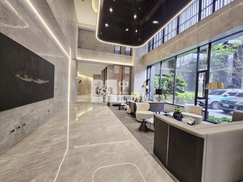 新左營華友聯景觀平車宅房屋室內格局與周邊環境