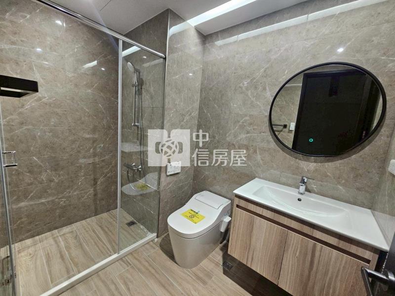 新左營華友聯景觀平車宅房屋室內格局與周邊環境