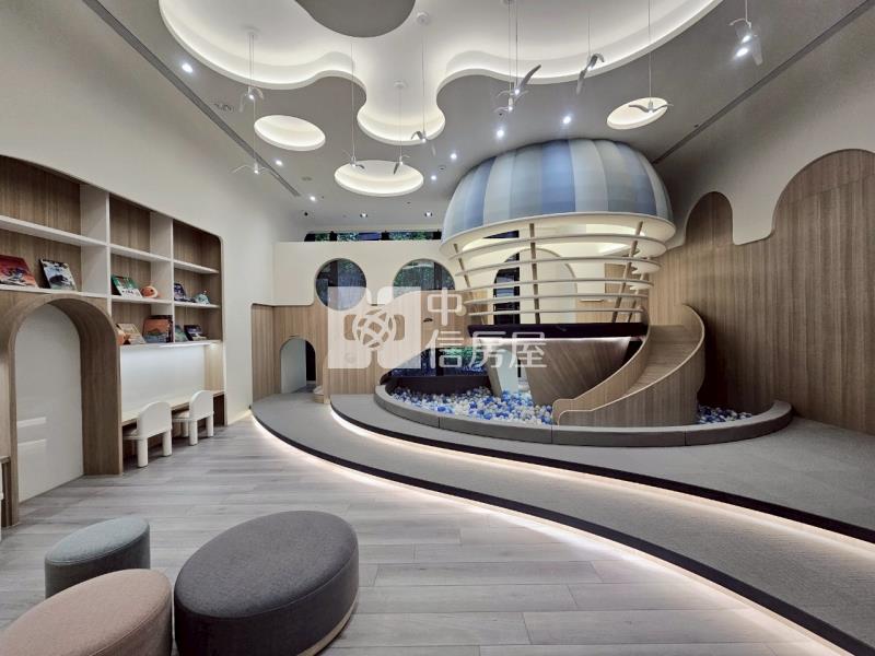 新左營華友聯景觀平車宅房屋室內格局與周邊環境