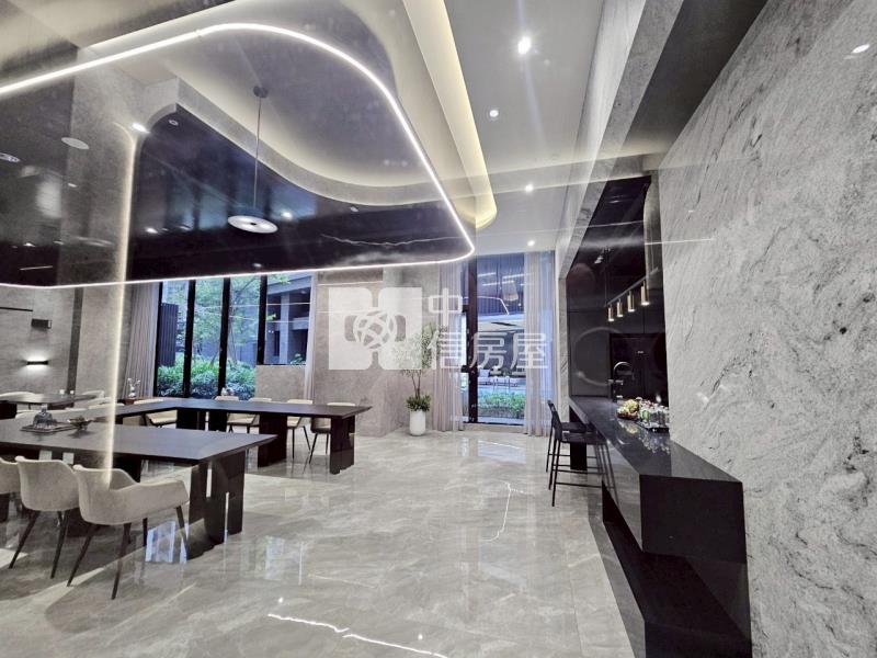 新左營華友聯景觀平車宅房屋室內格局與周邊環境