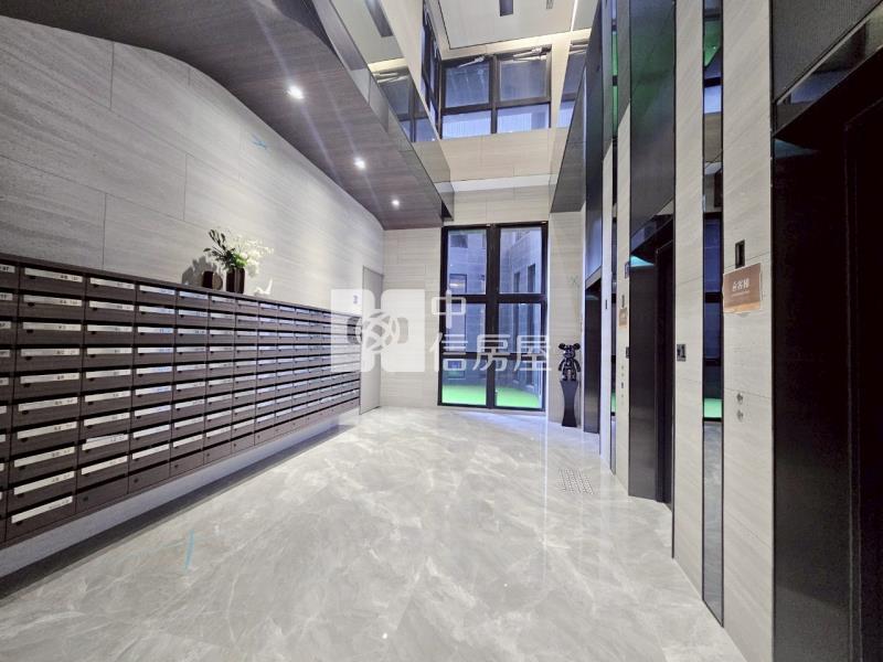 新左營華友聯景觀平車宅房屋室內格局與周邊環境