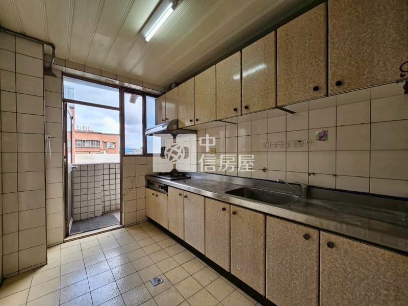 35聖羅蘭邊間3房附車位房屋室內格局與周邊環境