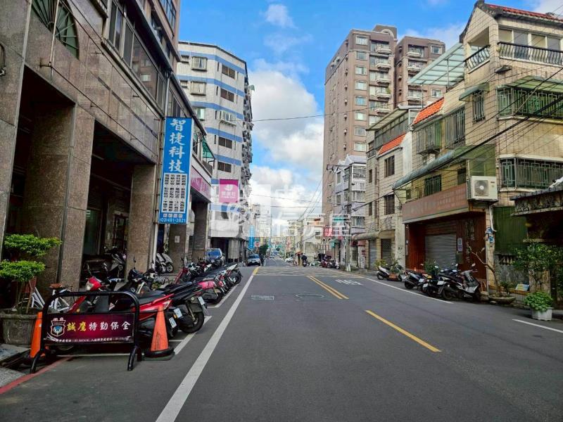 35聖羅蘭邊間3房附車位房屋室內格局與周邊環境