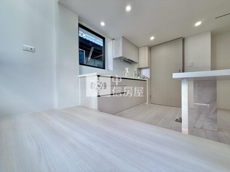 中台灣三鐵共構｜稀有日系奶油風格輕奢邊間透天厝房屋室內格局與周邊環境