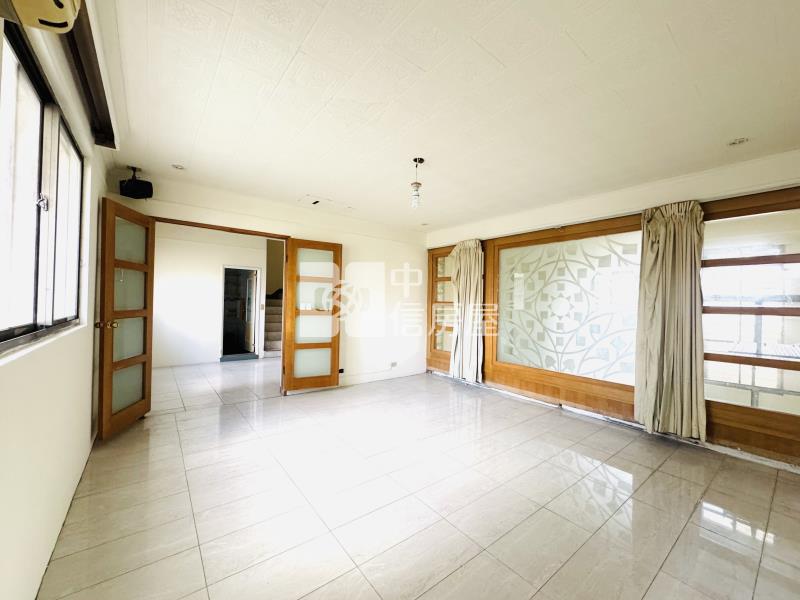 龍潭交流道旁大面寬双棟別墅房屋室內格局與周邊環境