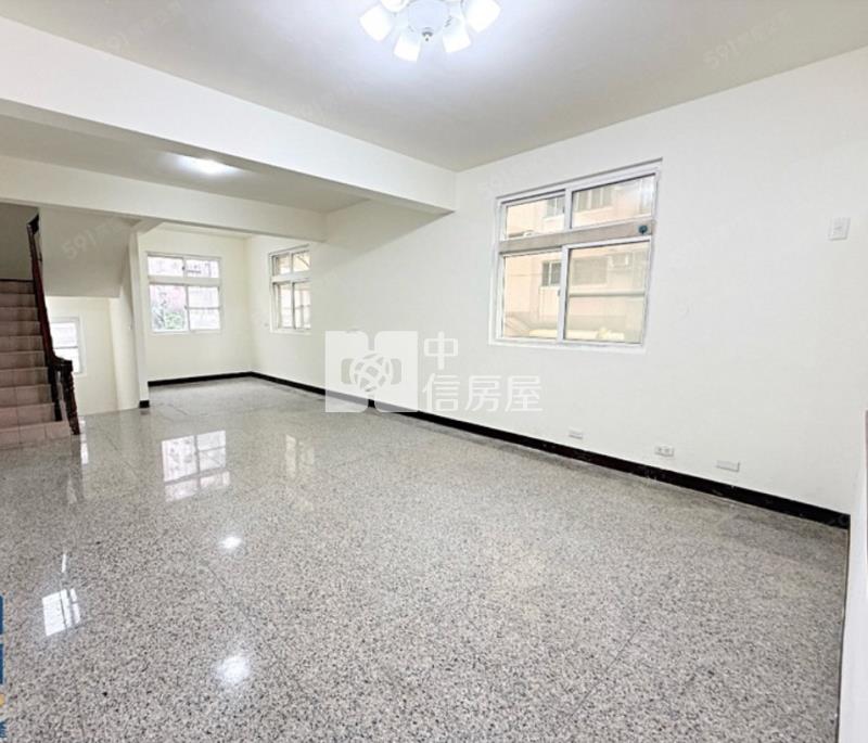 火車站雙車位邊間別墅房屋室內格局與周邊環境