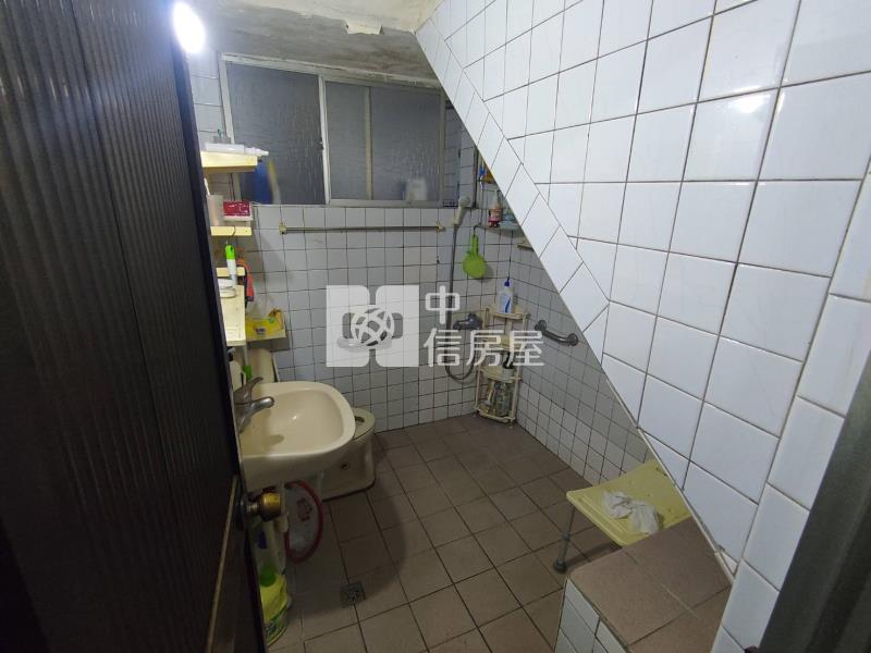 近逢甲商圈懷舊大面寬透天房屋室內格局與周邊環境