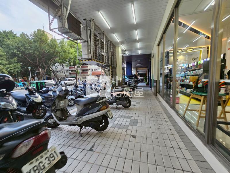 純一樓大面寬穩定知名承租方金店房屋室內格局與周邊環境