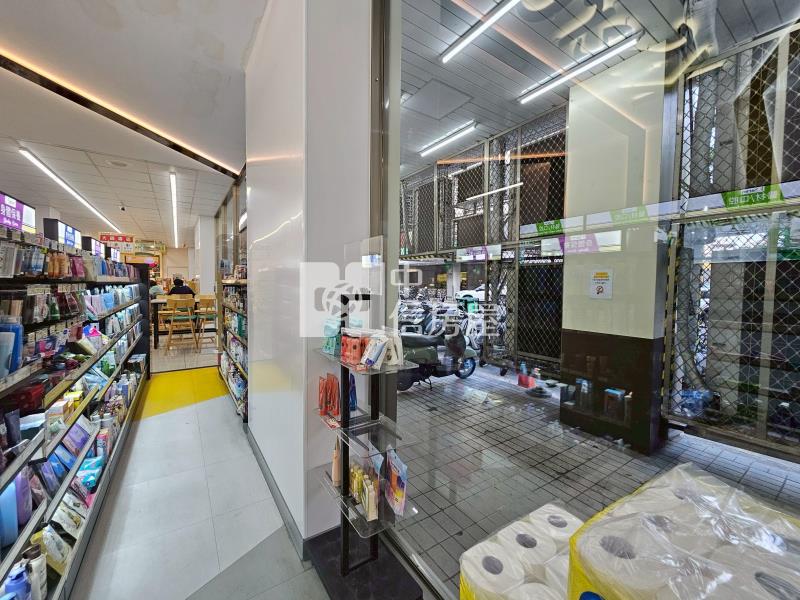 純一樓大面寬穩定知名承租方金店房屋室內格局與周邊環境