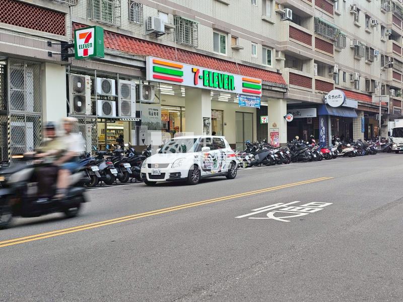 純一樓大面寬穩定知名承租方金店房屋室內格局與周邊環境