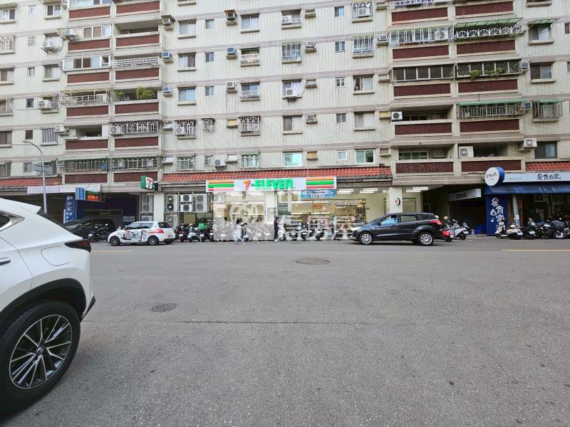 純一樓大面寬穩定知名承租方金店房屋室內格局與周邊環境