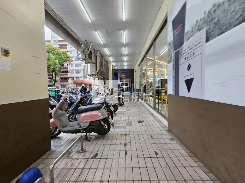 純一樓大面寬穩定知名承租方金店房屋室內格局與周邊環境