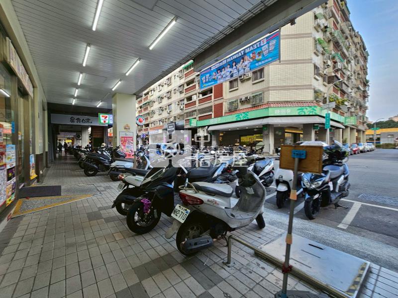 純一樓大面寬穩定知名承租方金店房屋室內格局與周邊環境